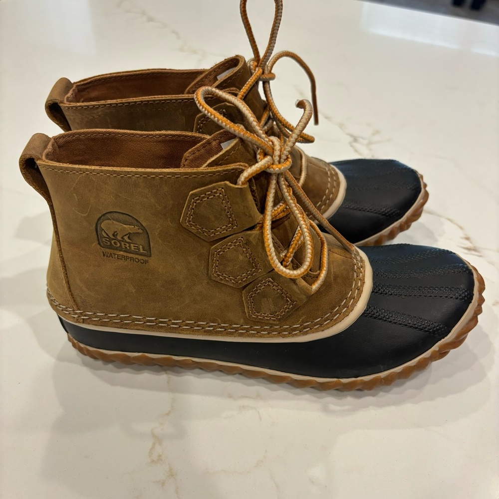 Sorel Women’s Out N About Leather Waterproof Snow Boot Size 6